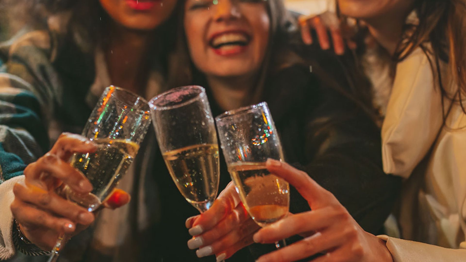 Herbruikbare bekers en vaatwassers voor nieuwjaarsrecepties en winterevents